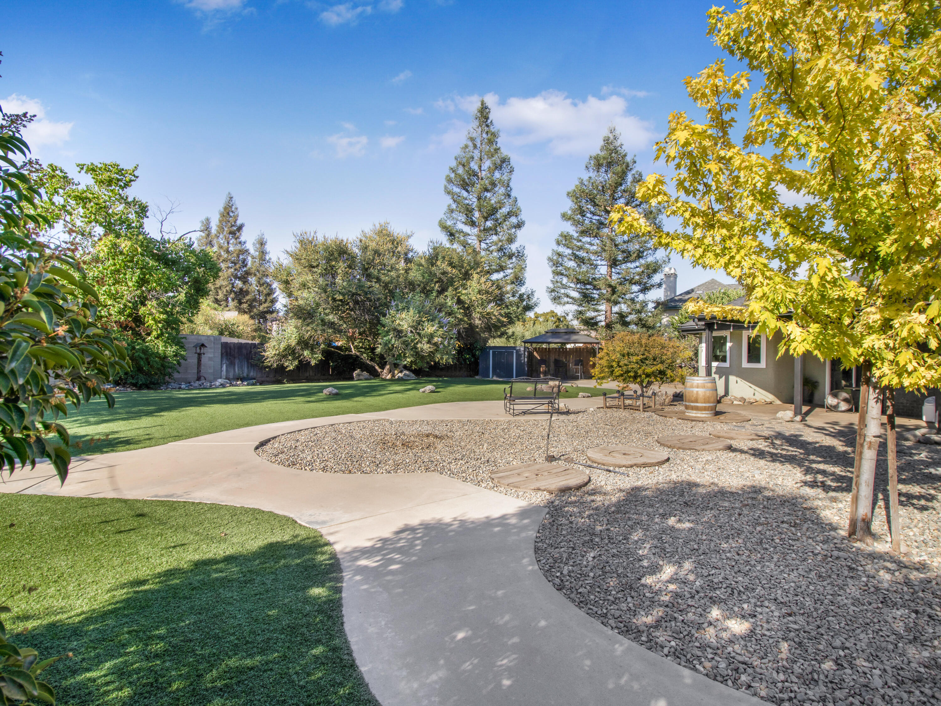 1316 E Paradise Ct, Visalia, CA 93292