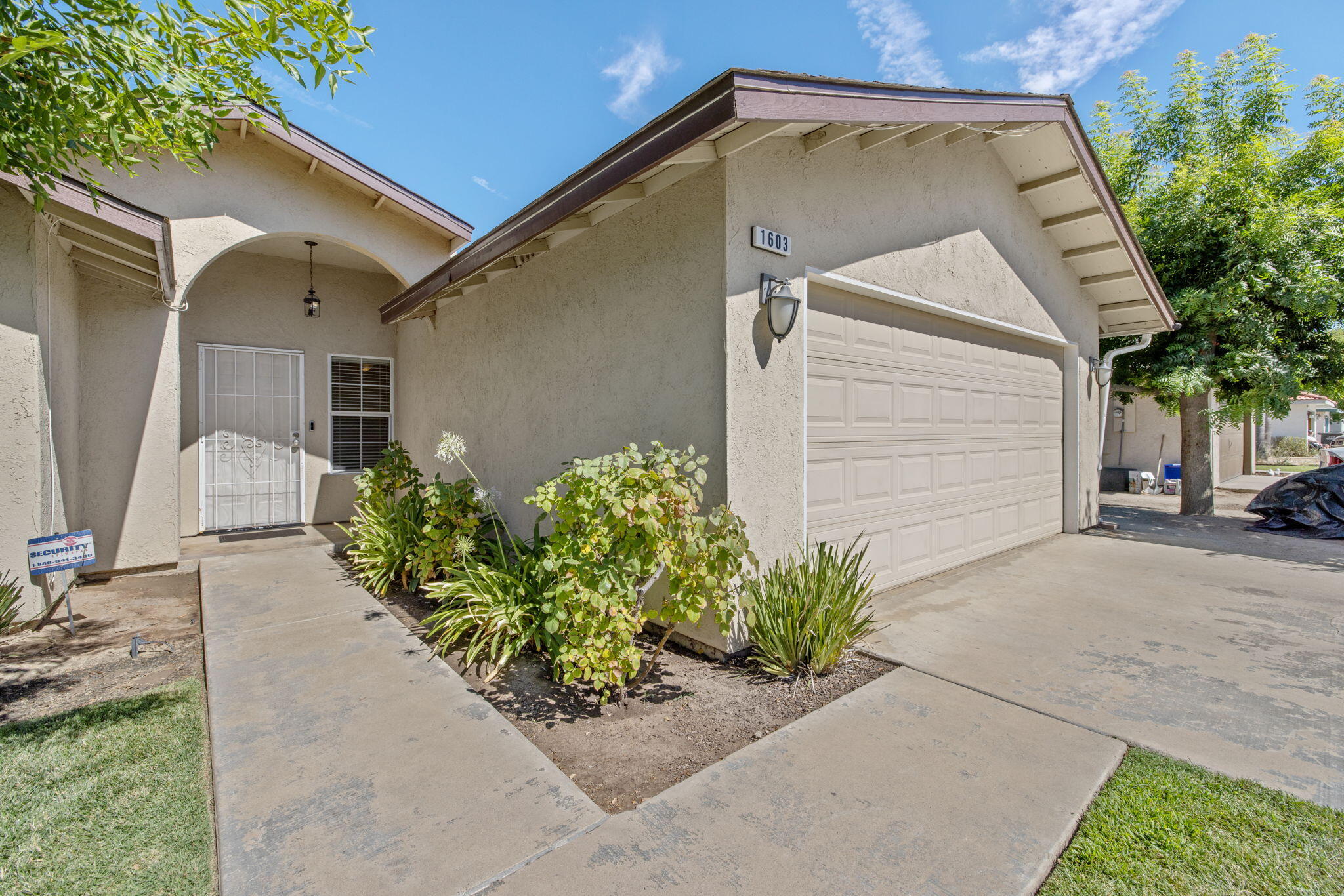 1603 Rosewood Ln, Hanford, CA 93230