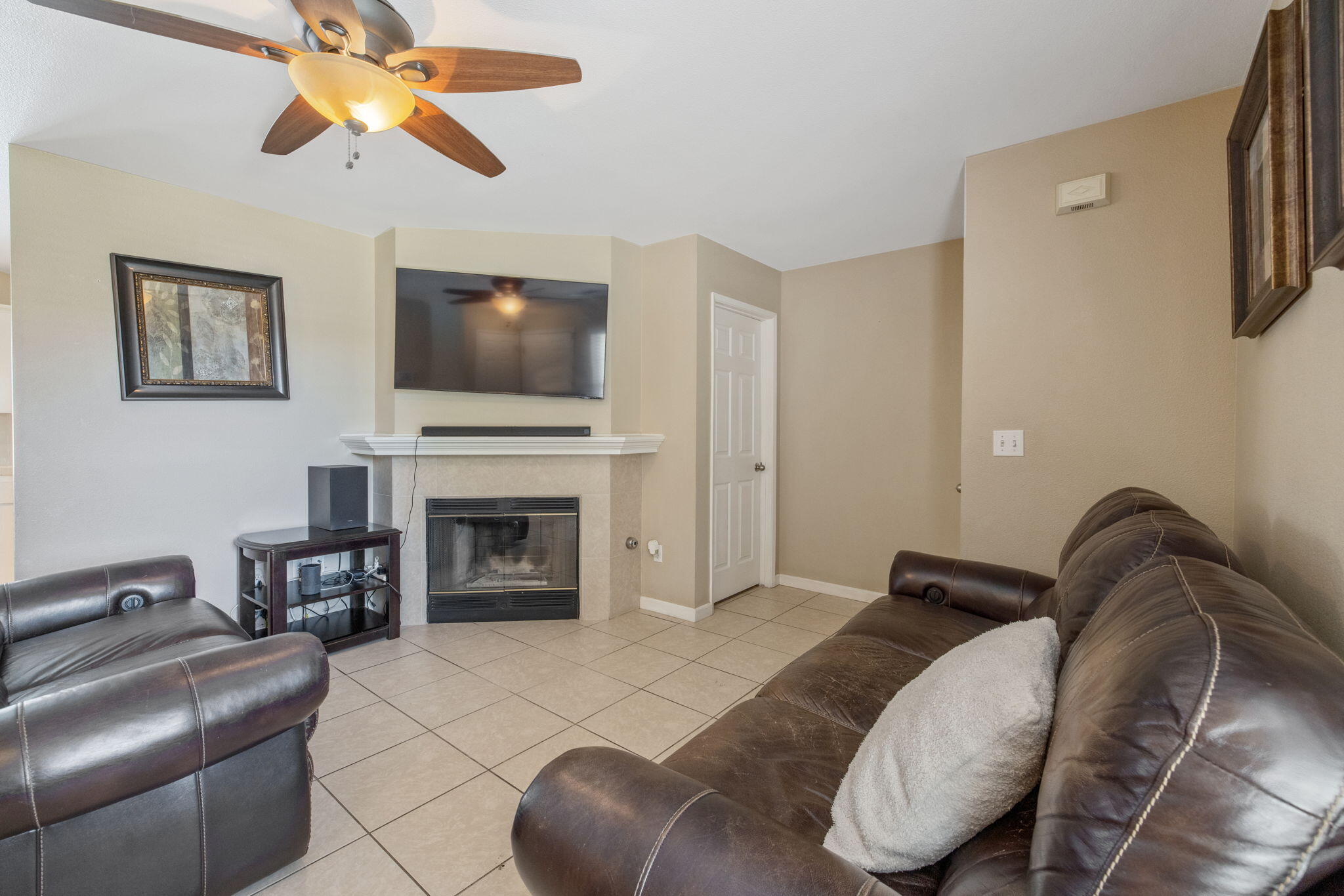 1603 Rosewood Ln, Hanford, CA 93230