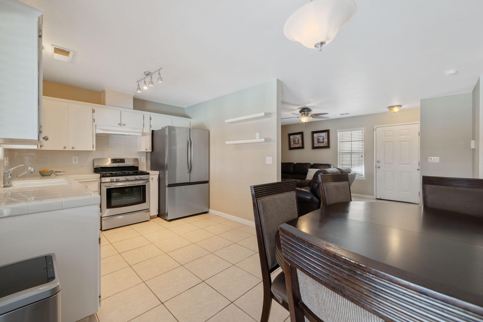 1603 Rosewood Ln, Hanford, CA 93230