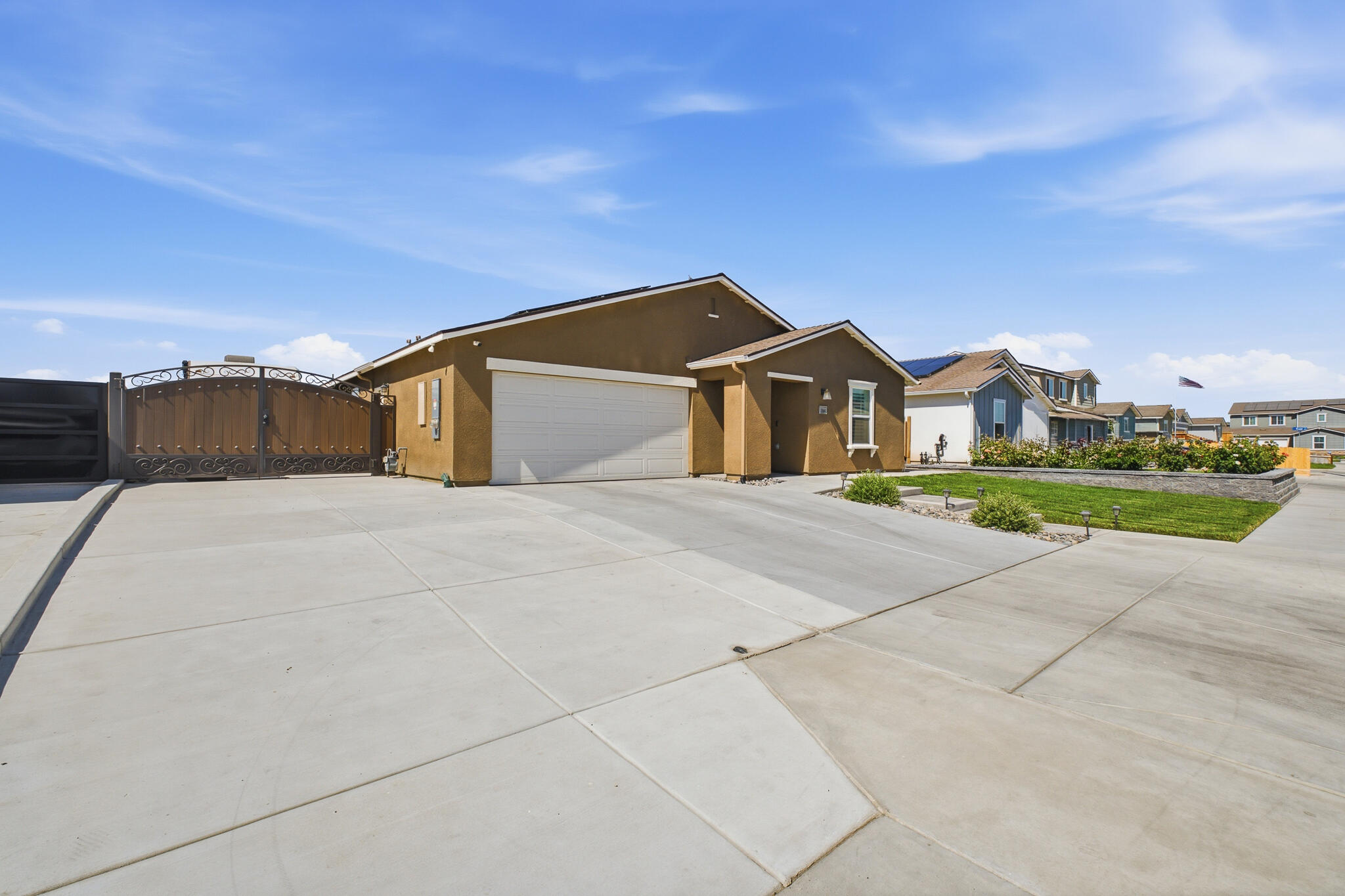 2068 W Madalyn Ave, Tulare, CA 93274