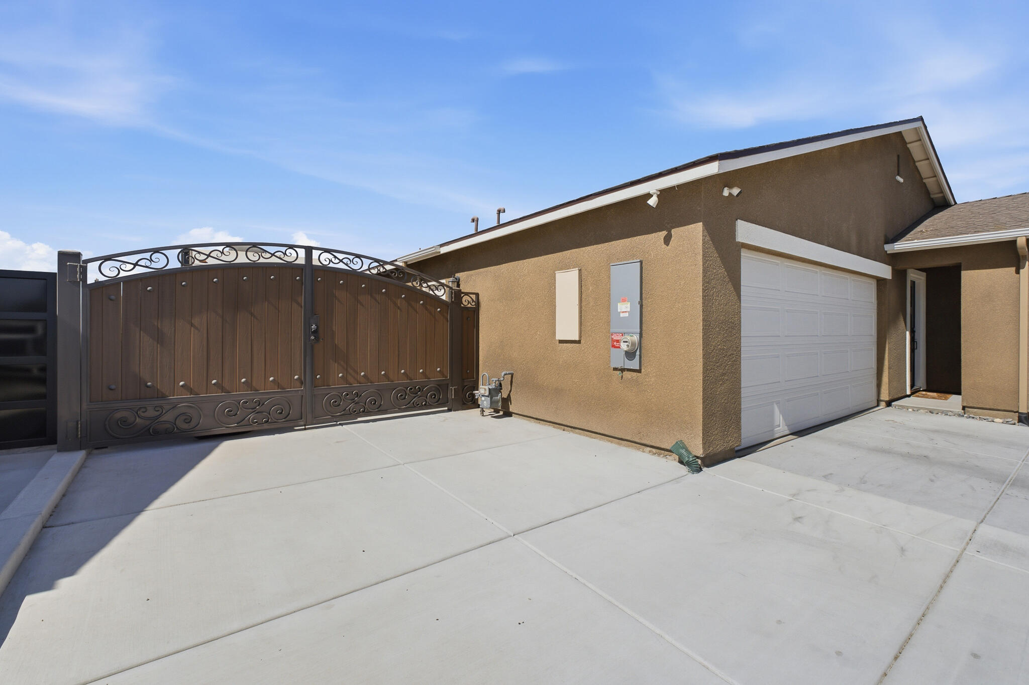 2068 W Madalyn Ave, Tulare, CA 93274