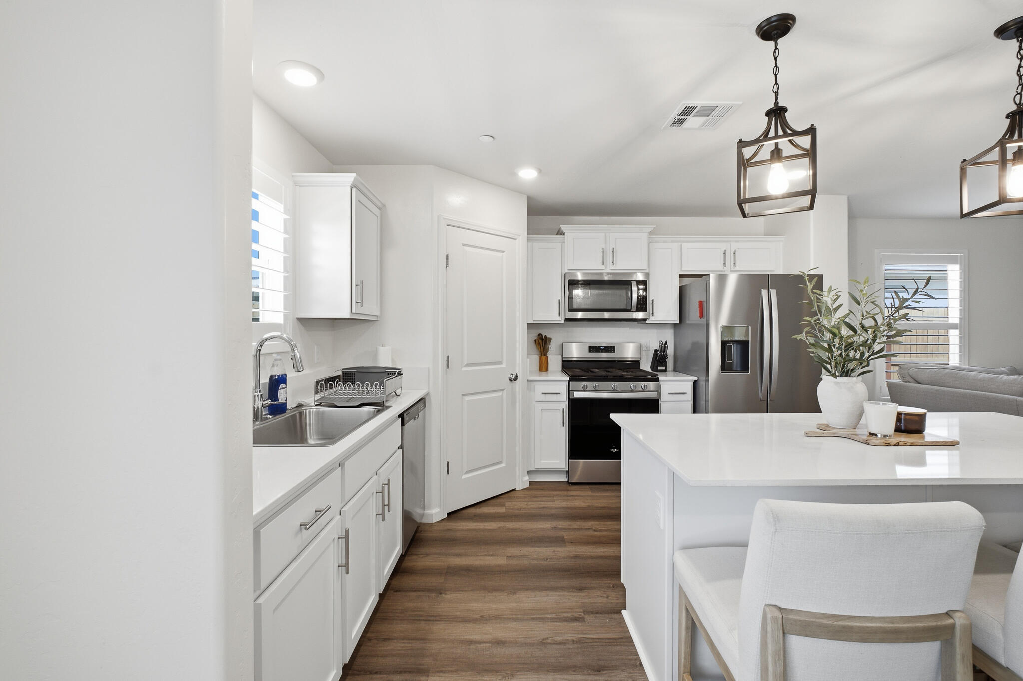2068 W Madalyn Ave, Tulare, CA 93274