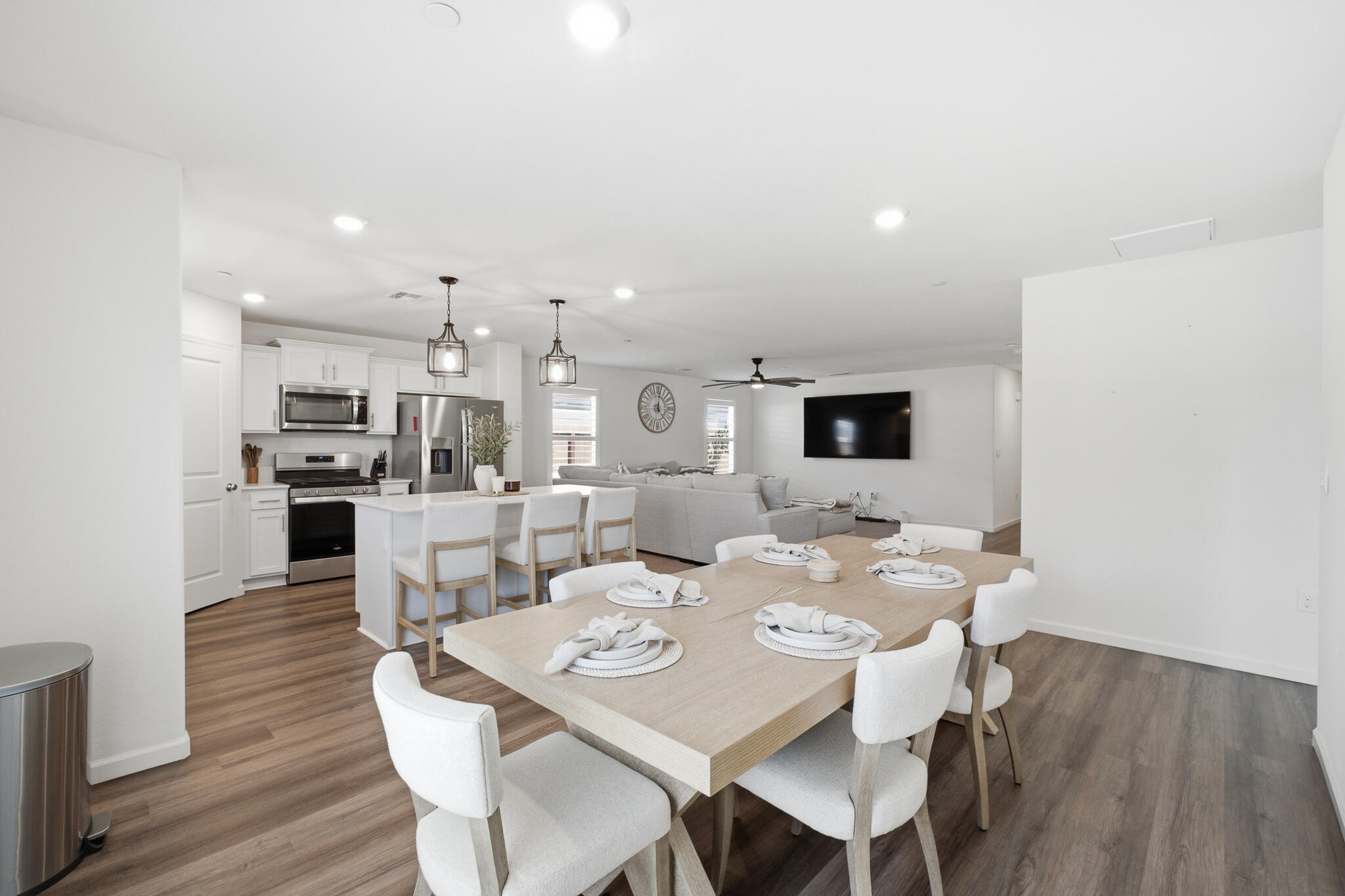 2068 W Madalyn Ave, Tulare, CA 93274