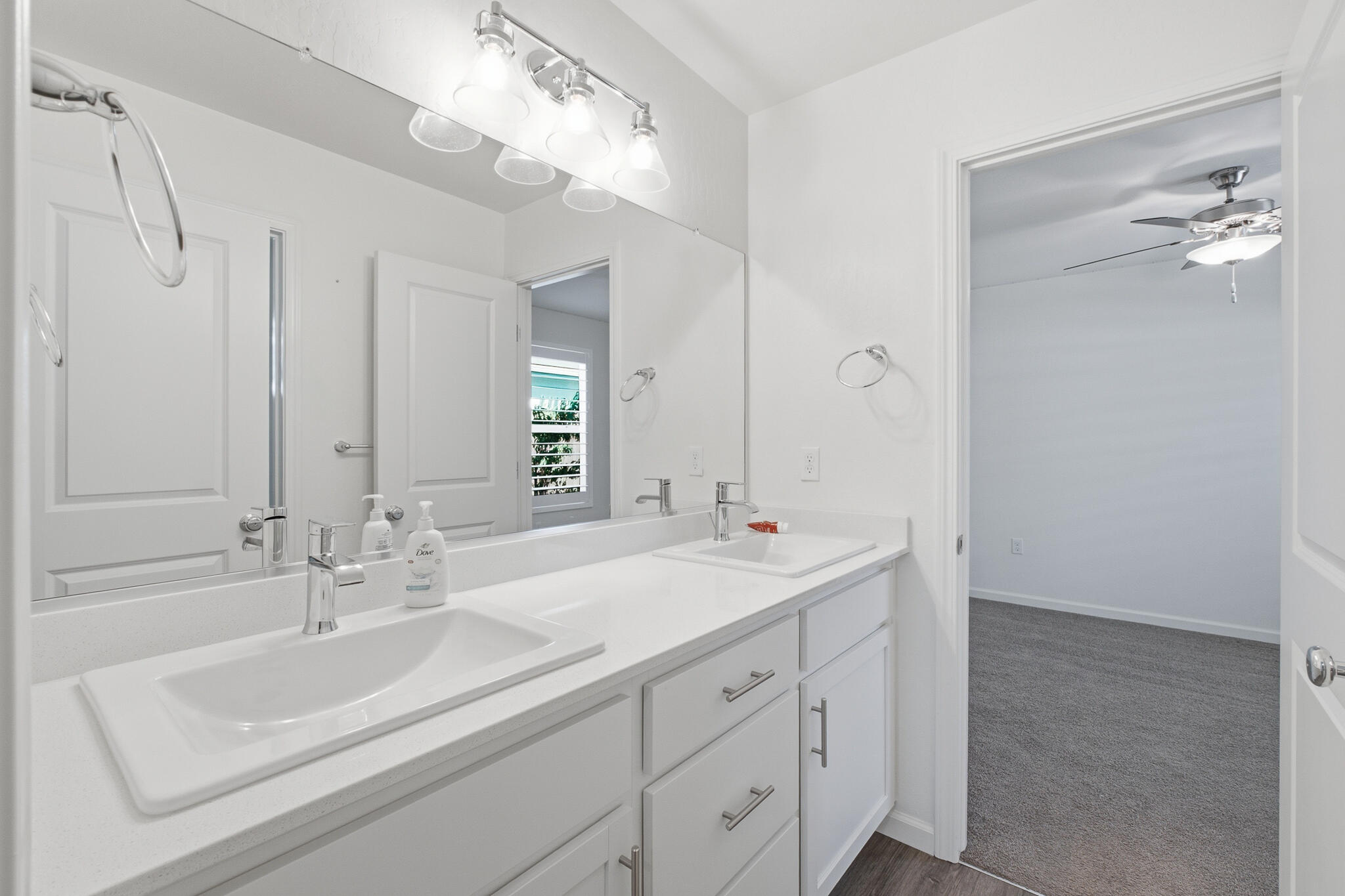 2068 W Madalyn Ave, Tulare, CA 93274