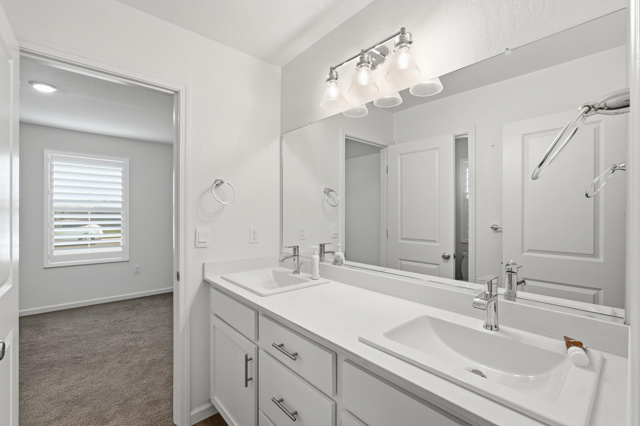 2068 W Madalyn Ave, Tulare, CA 93274