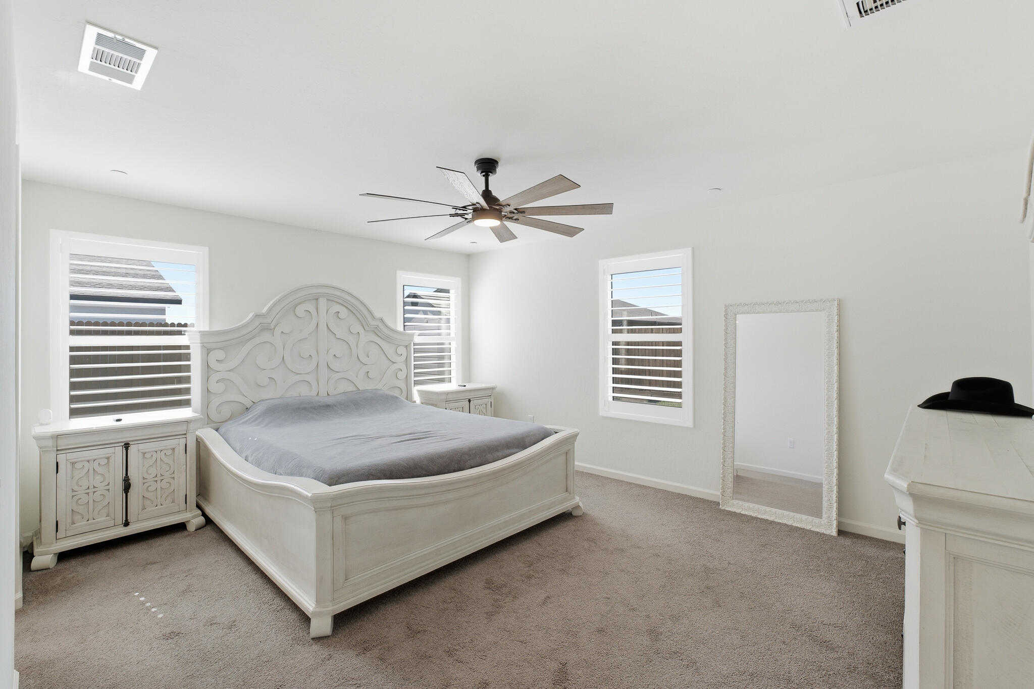 2068 W Madalyn Ave, Tulare, CA 93274