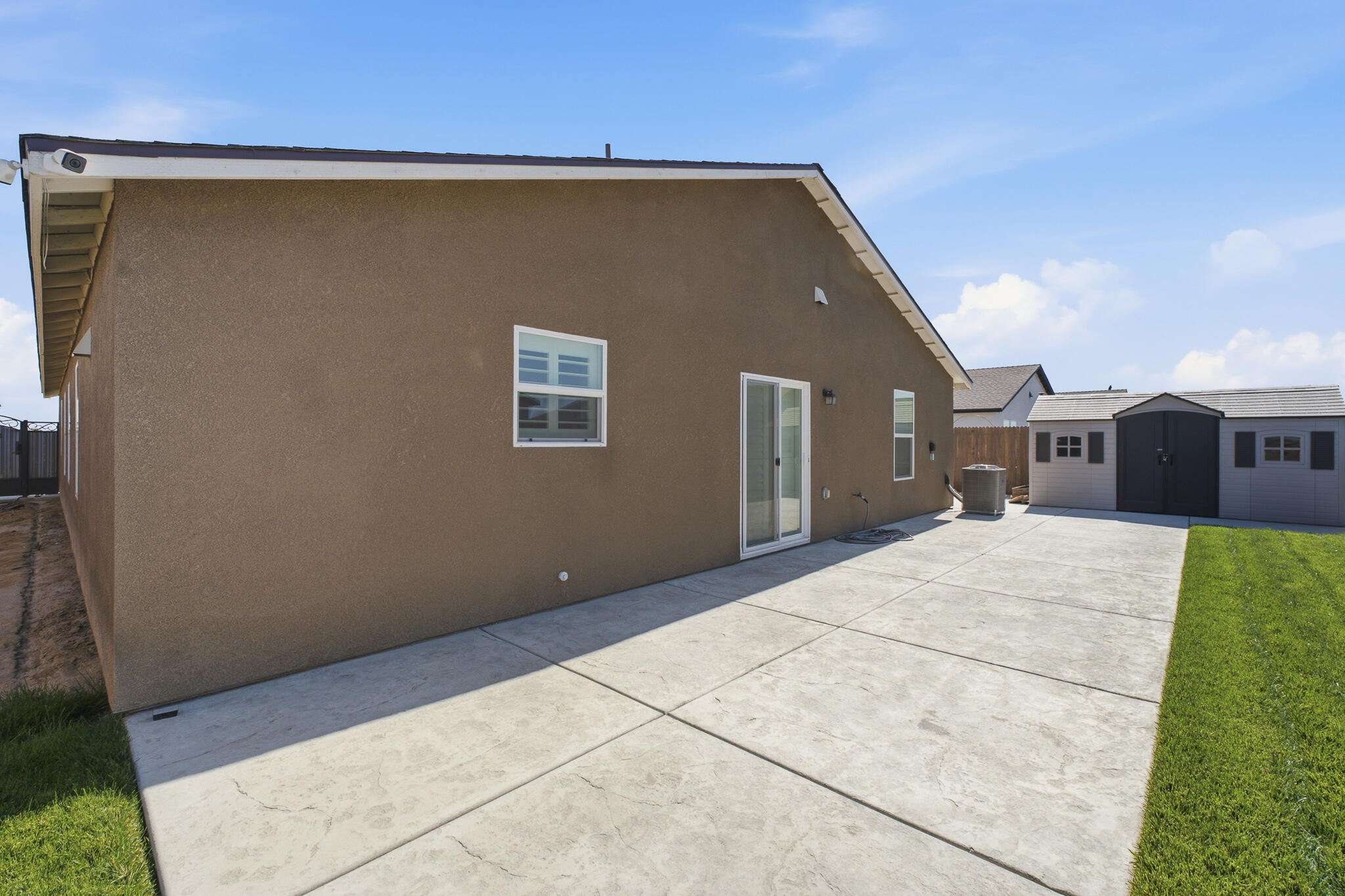 2068 W Madalyn Ave, Tulare, CA 93274