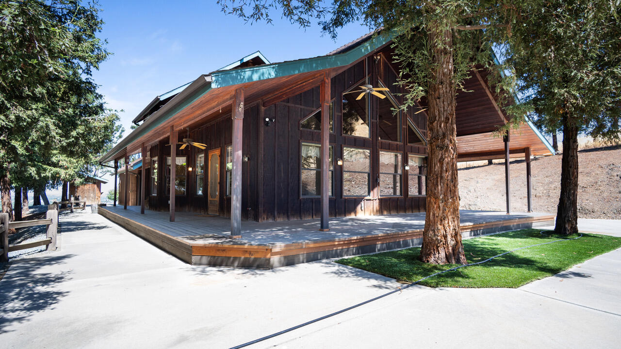 23210 Round Valley Dr, Lindsay, CA 93247