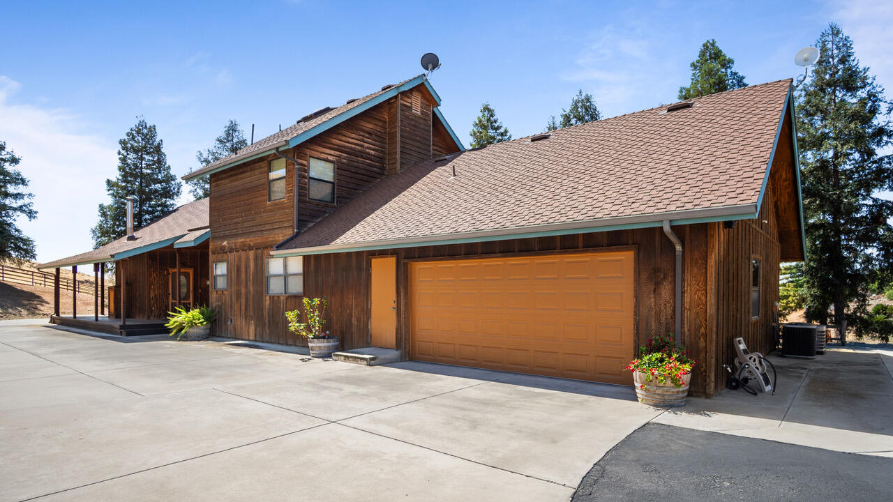 23210 Round Valley Dr, Lindsay, CA 93247