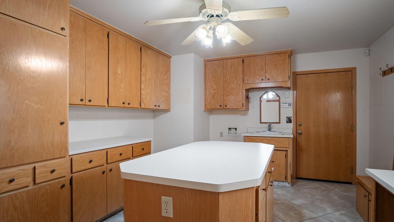 23210 Round Valley Dr, Lindsay, CA 93247