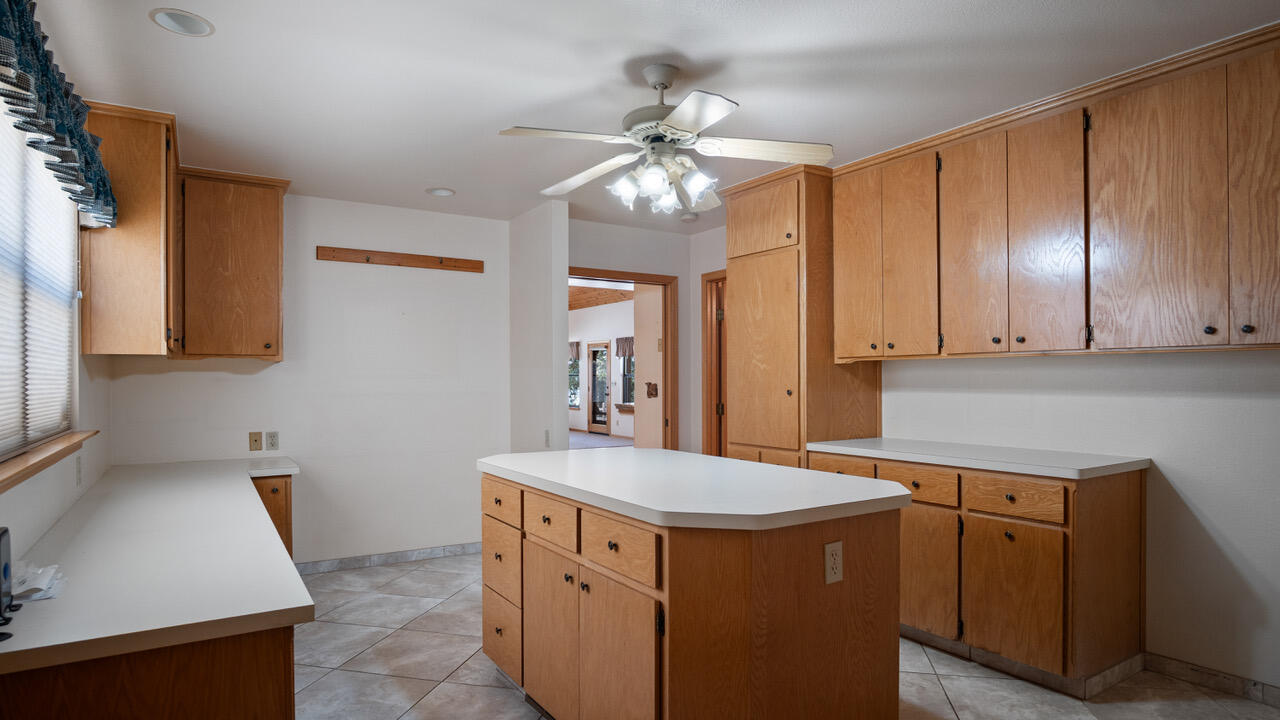 23210 Round Valley Dr, Lindsay, CA 93247