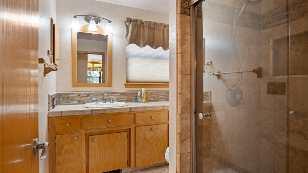 23210 Round Valley Dr, Lindsay, CA 93247