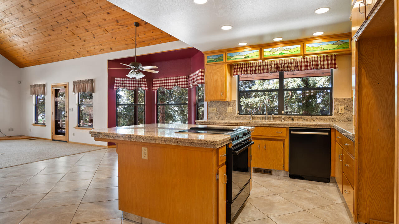 23210 Round Valley Dr, Lindsay, CA 93247