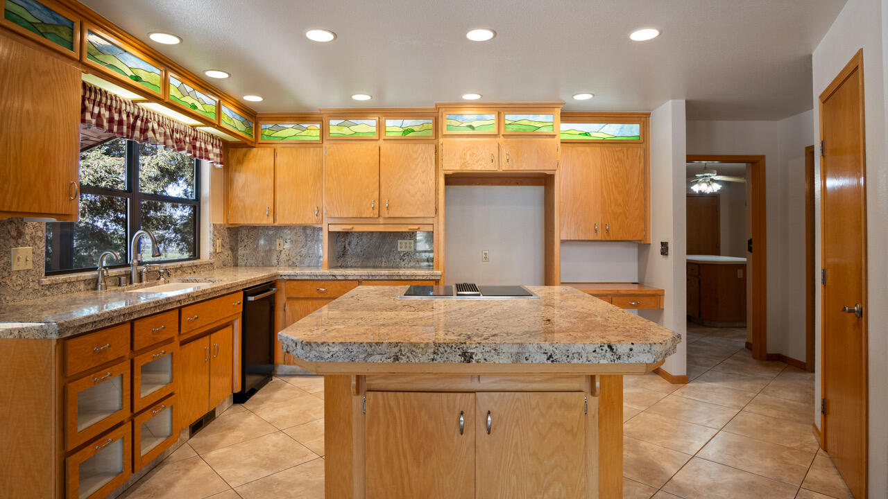 23210 Round Valley Dr, Lindsay, CA 93247