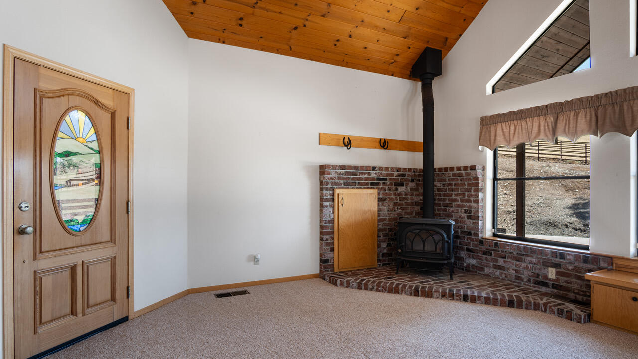 23210 Round Valley Dr, Lindsay, CA 93247