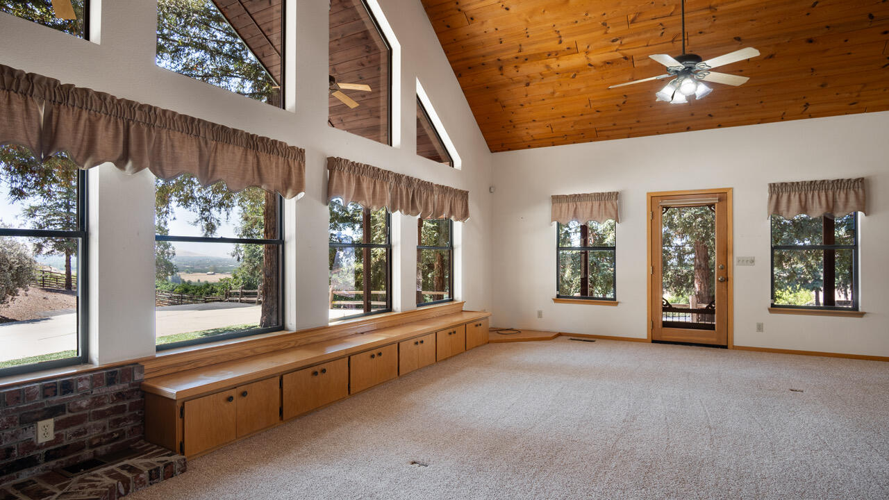 23210 Round Valley Dr, Lindsay, CA 93247