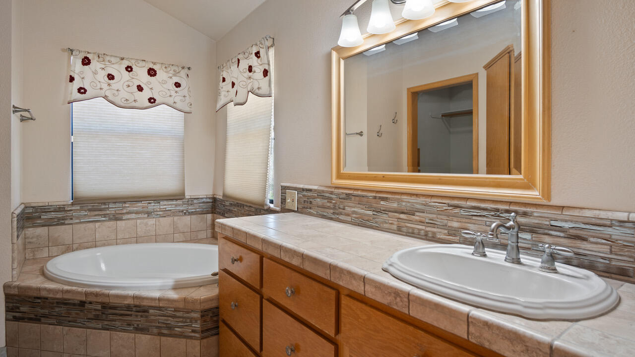 23210 Round Valley Dr, Lindsay, CA 93247