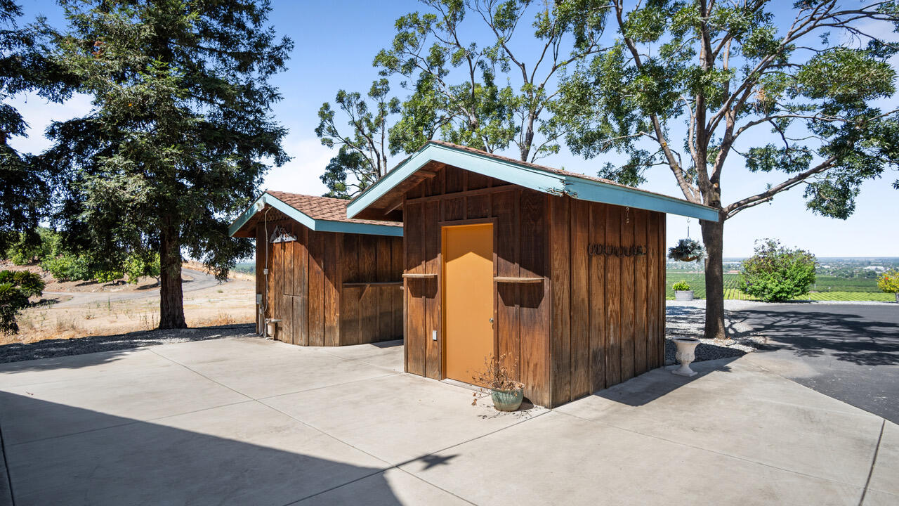 23210 Round Valley Dr, Lindsay, CA 93247