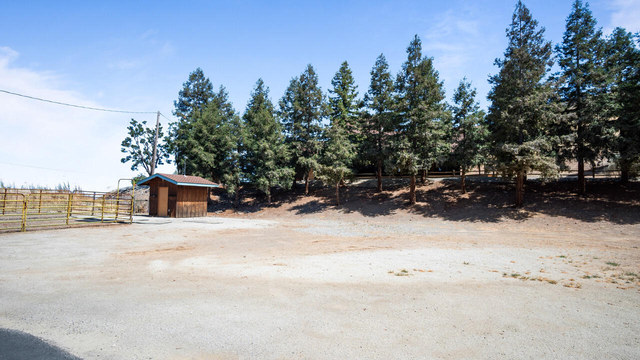 23210 Round Valley Dr, Lindsay, CA 93247
