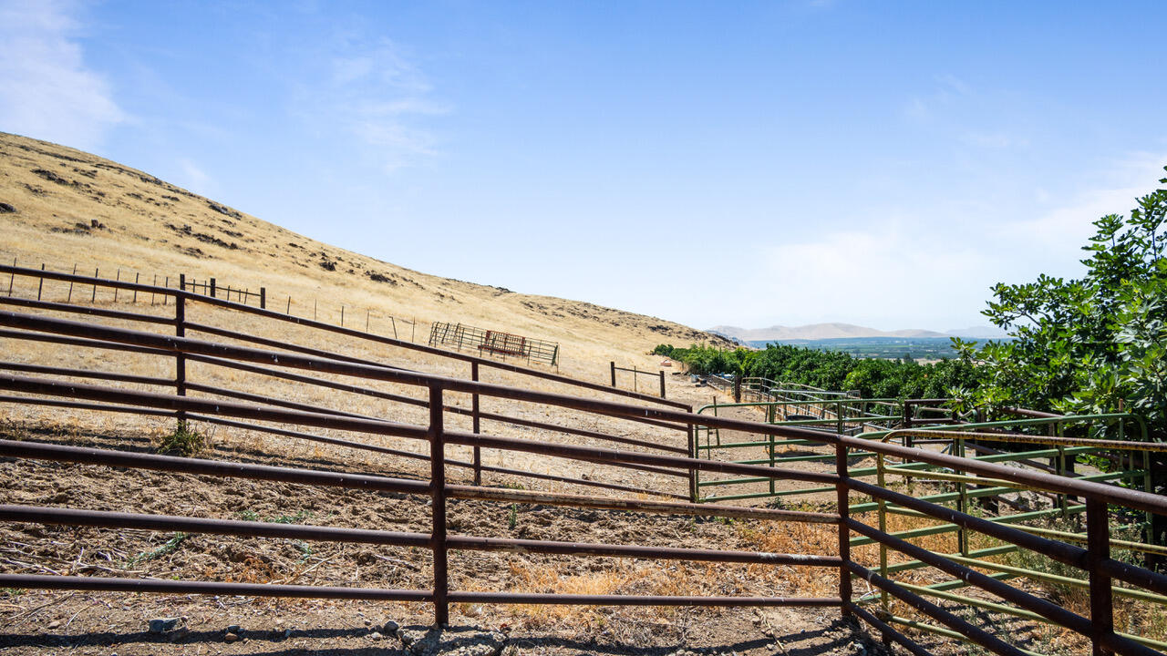 23210 Round Valley Dr, Lindsay, CA 93247