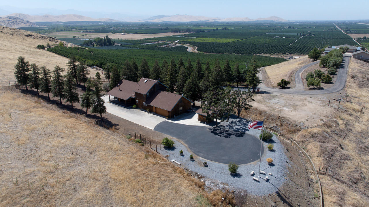 23210 Round Valley Dr, Lindsay, CA 93247