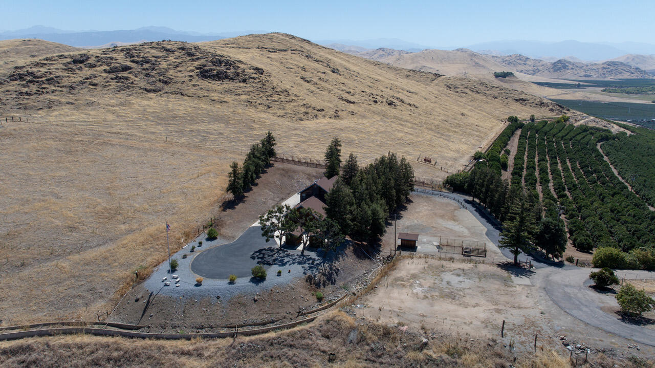 23210 Round Valley Dr, Lindsay, CA 93247