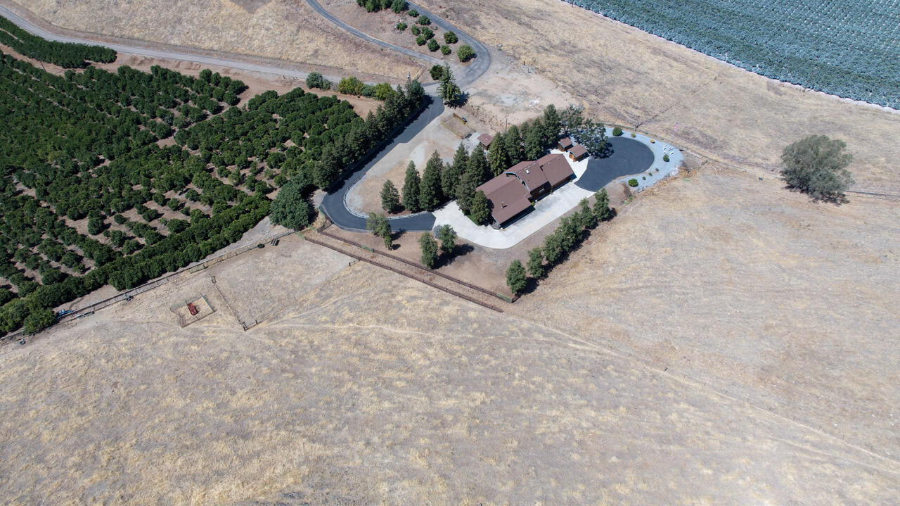 23210 Round Valley Dr, Lindsay, CA 93247