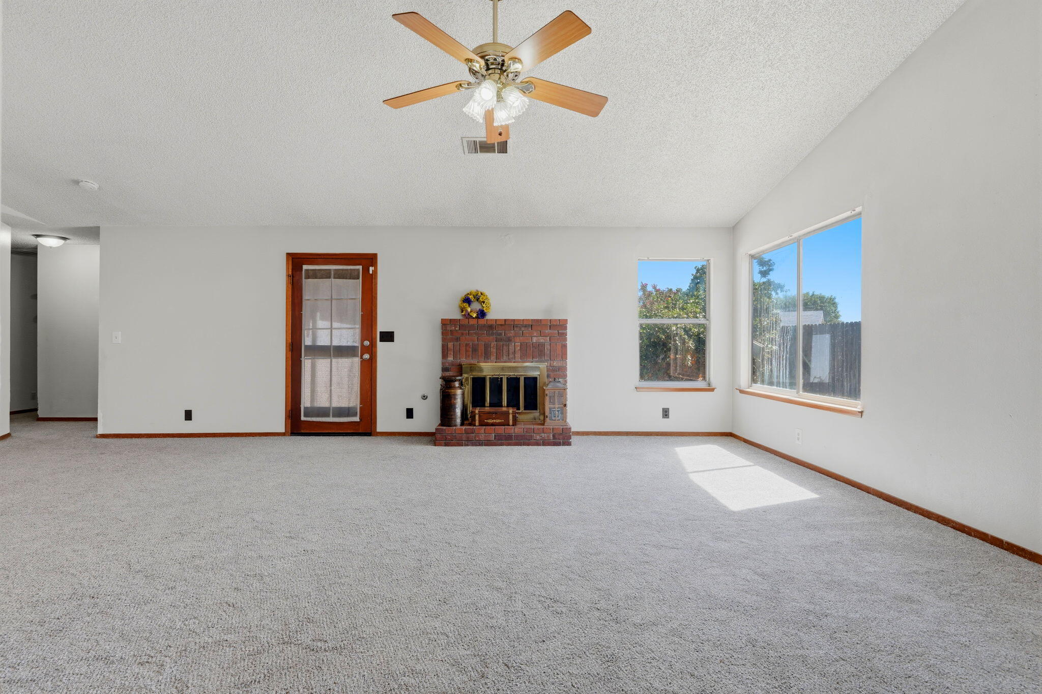 927 Elderwood Ln, Lemoore, CA 93245