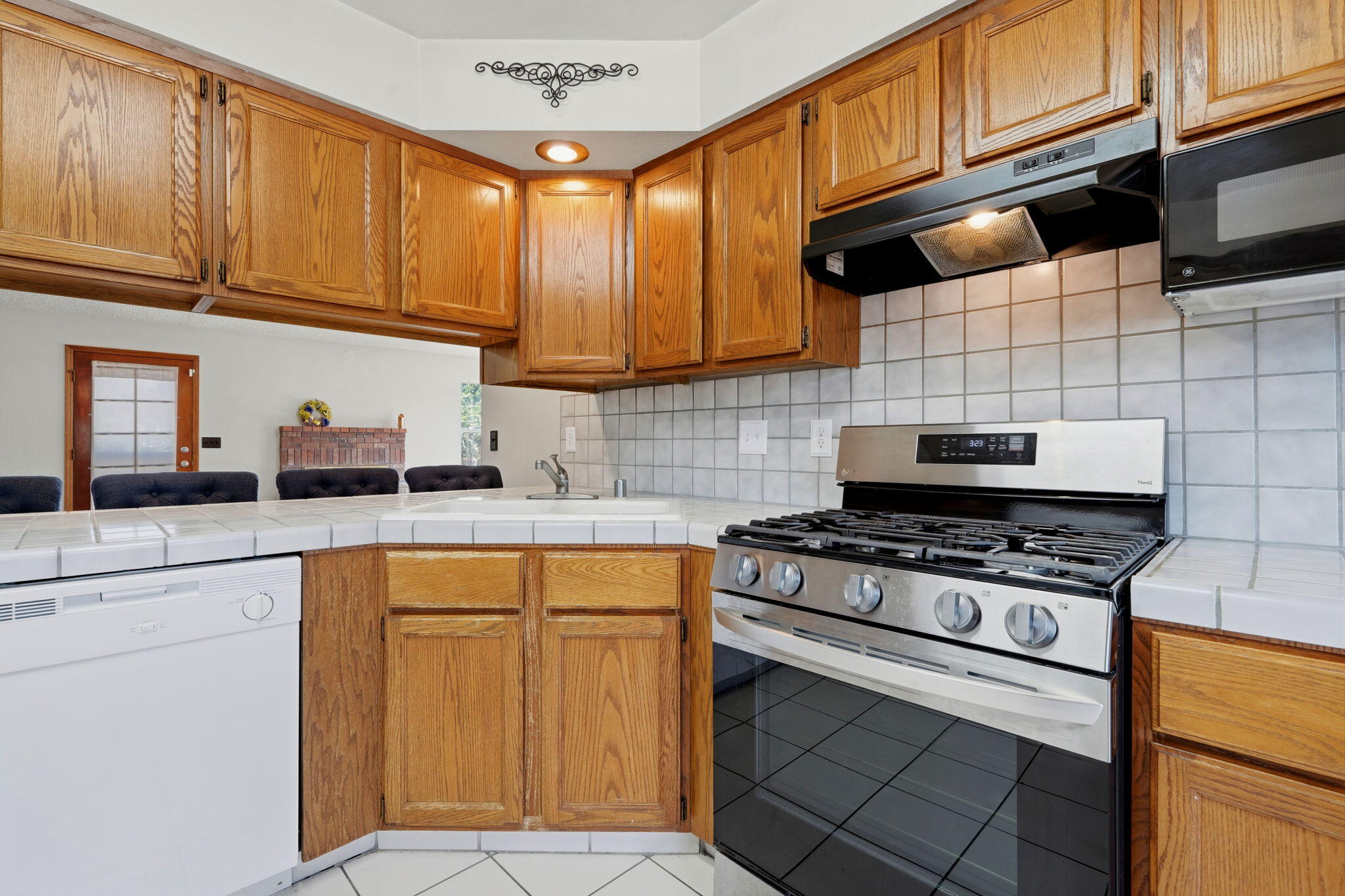 927 Elderwood Ln, Lemoore, CA 93245