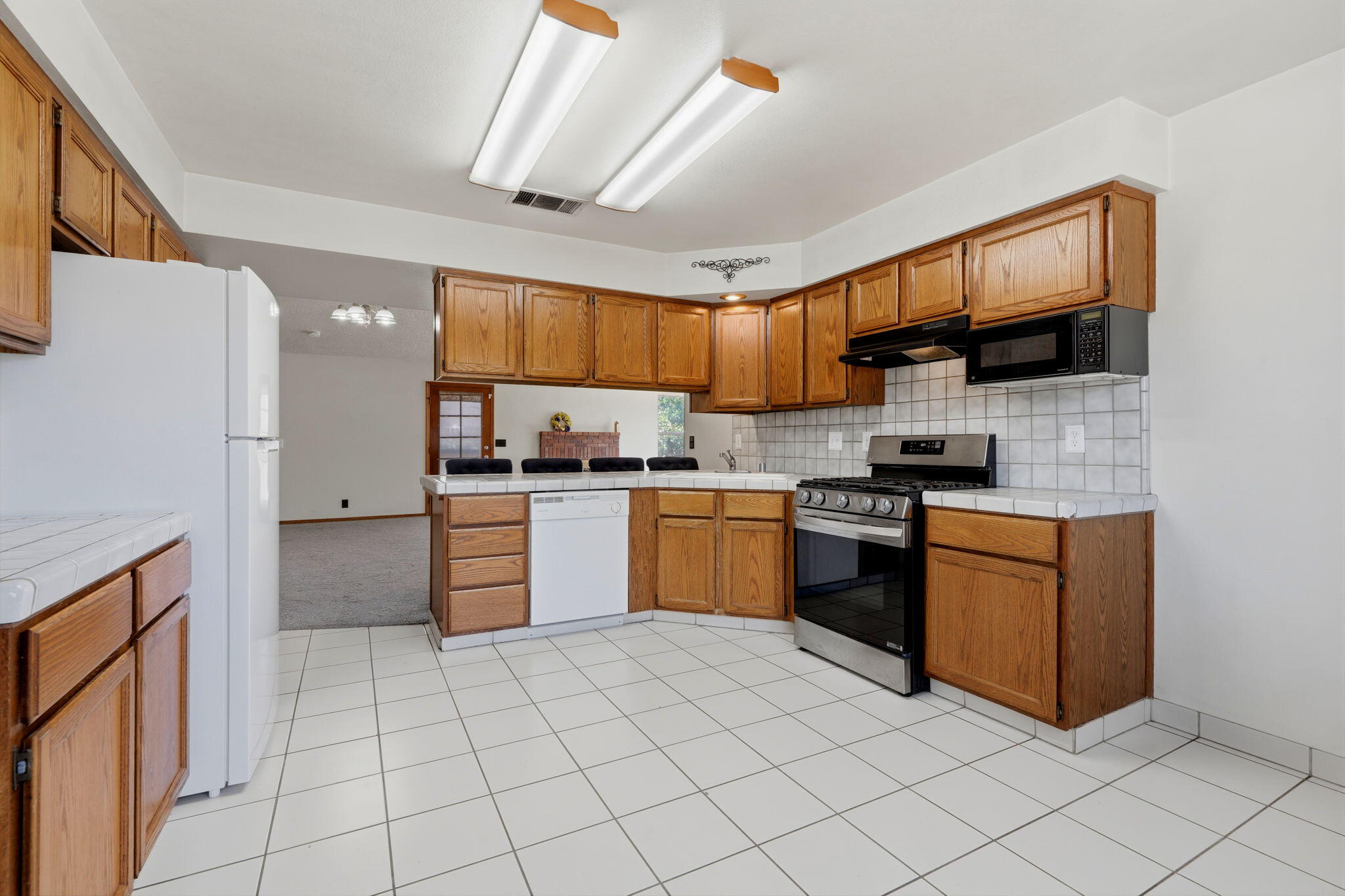 927 Elderwood Ln, Lemoore, CA 93245