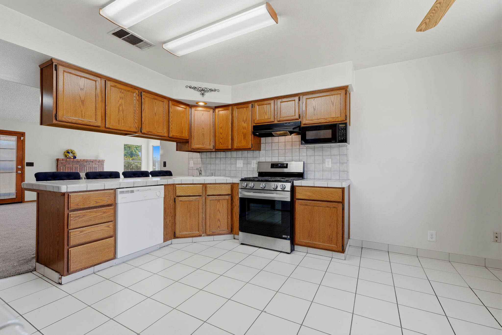 927 Elderwood Ln, Lemoore, CA 93245