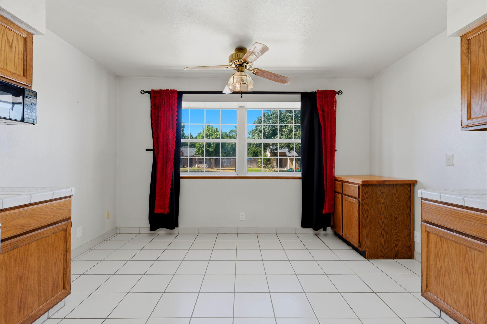 927 Elderwood Ln, Lemoore, CA 93245