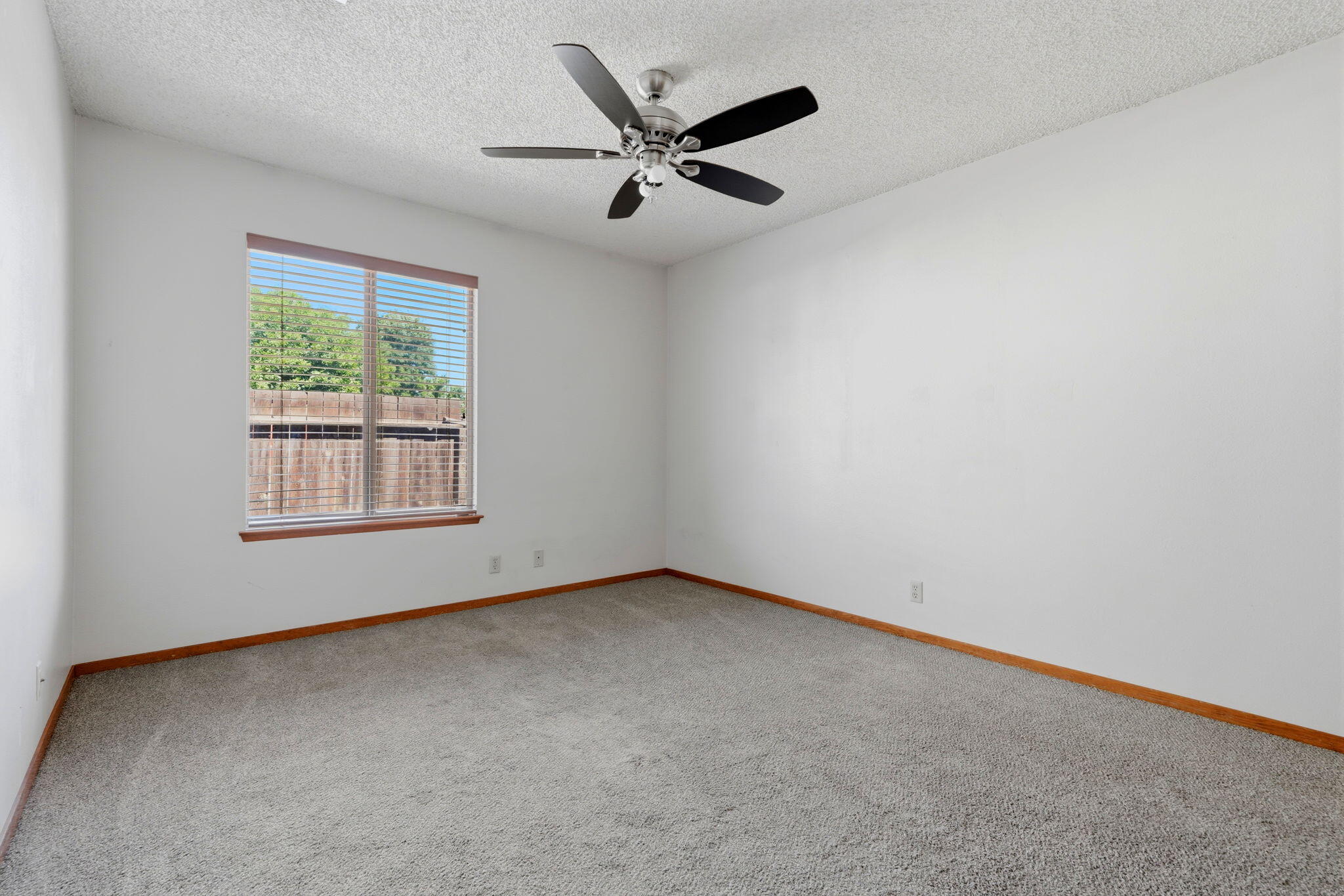 927 Elderwood Ln, Lemoore, CA 93245