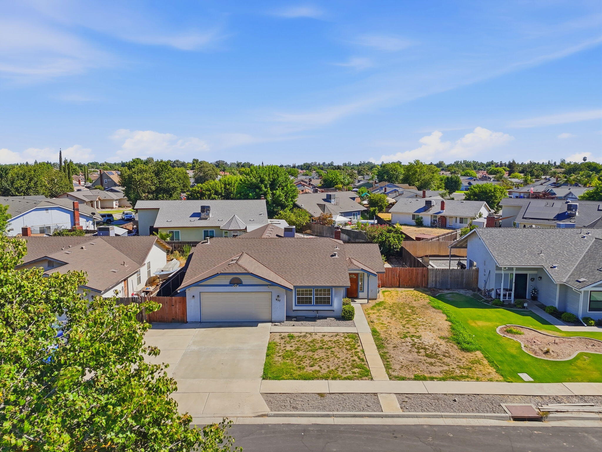 927 Elderwood Ln, Lemoore, CA 93245