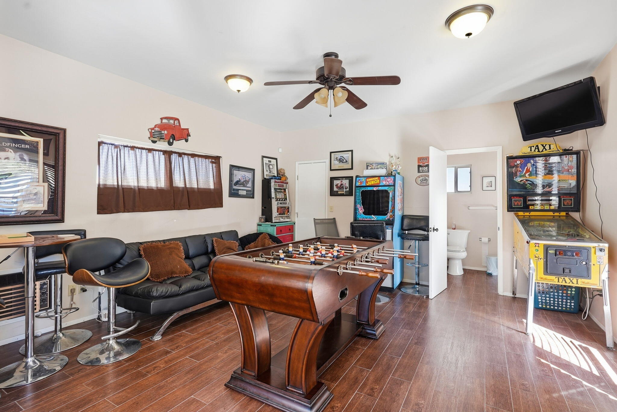 1912 Toulouse Ln, Bakersfield, CA 93311