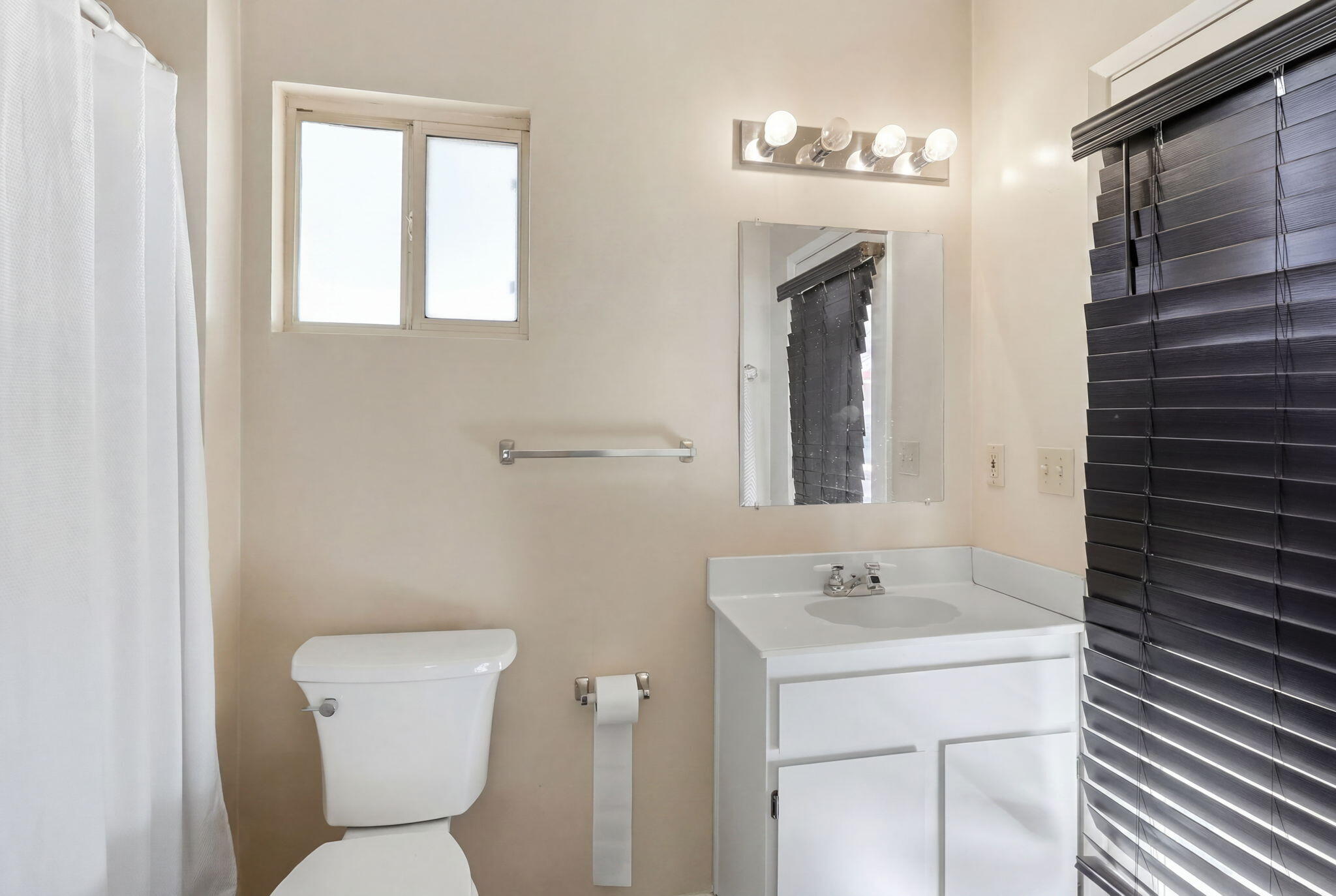 1912 Toulouse Ln, Bakersfield, CA 93311