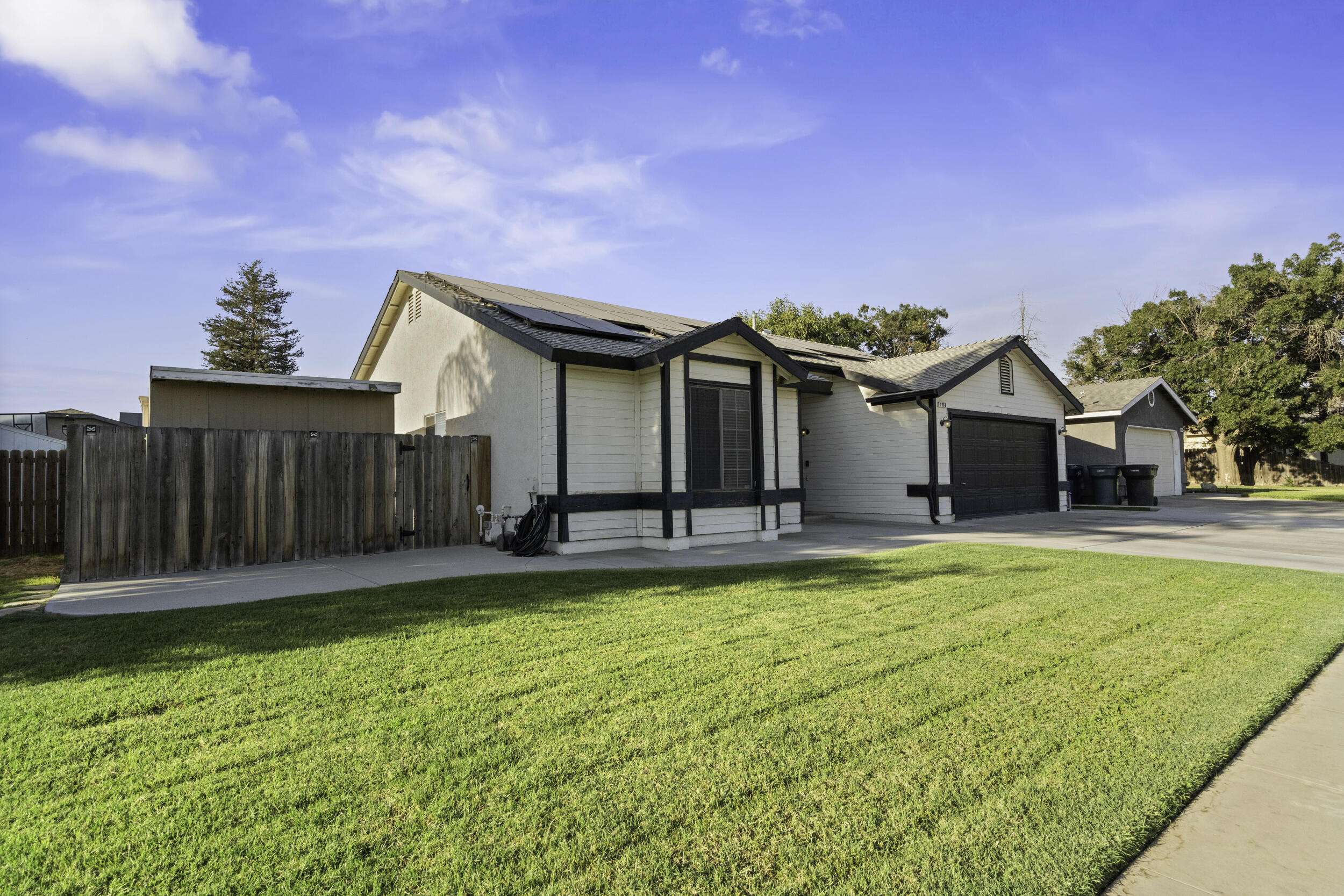 1960 W Merritt Ave, Tulare, CA 93274
