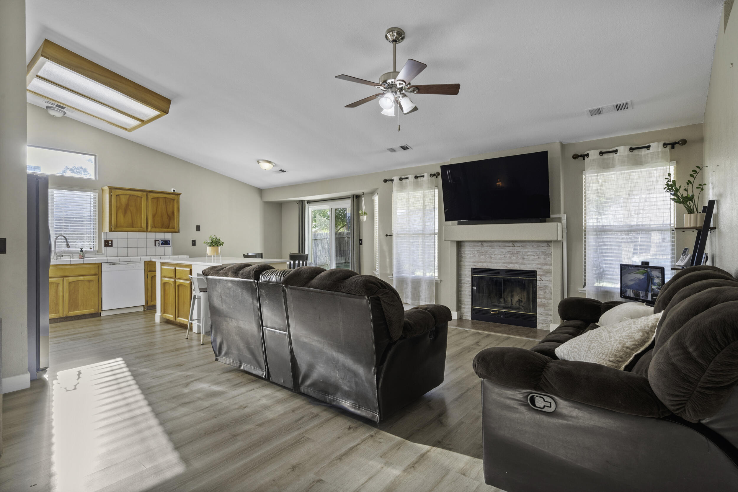 1960 W Merritt Ave, Tulare, CA 93274