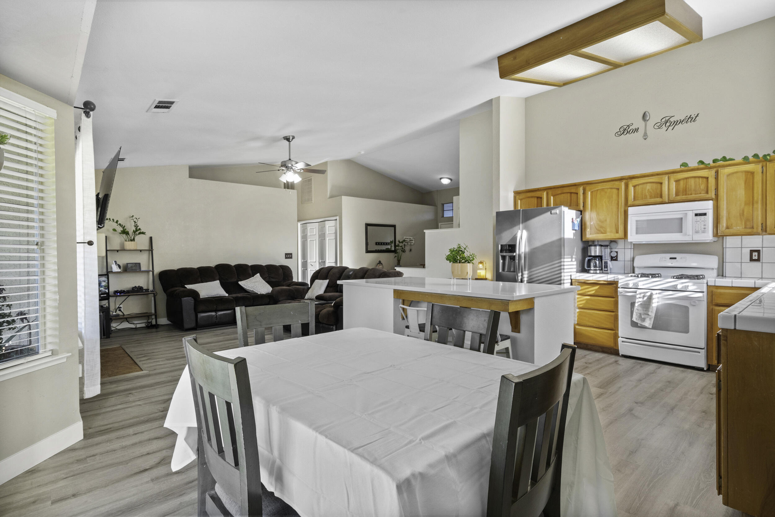 1960 W Merritt Ave, Tulare, CA 93274