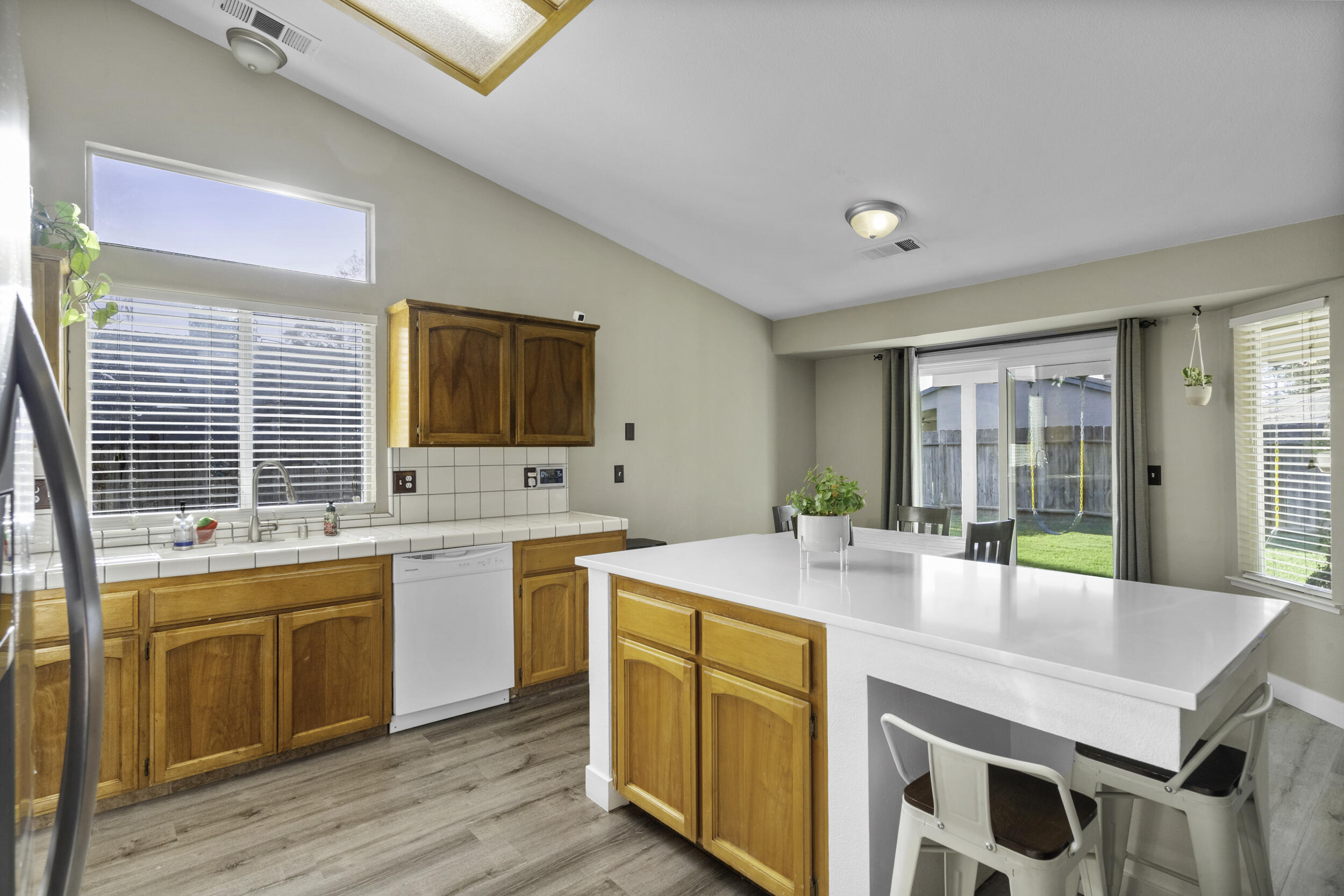 1960 W Merritt Ave, Tulare, CA 93274