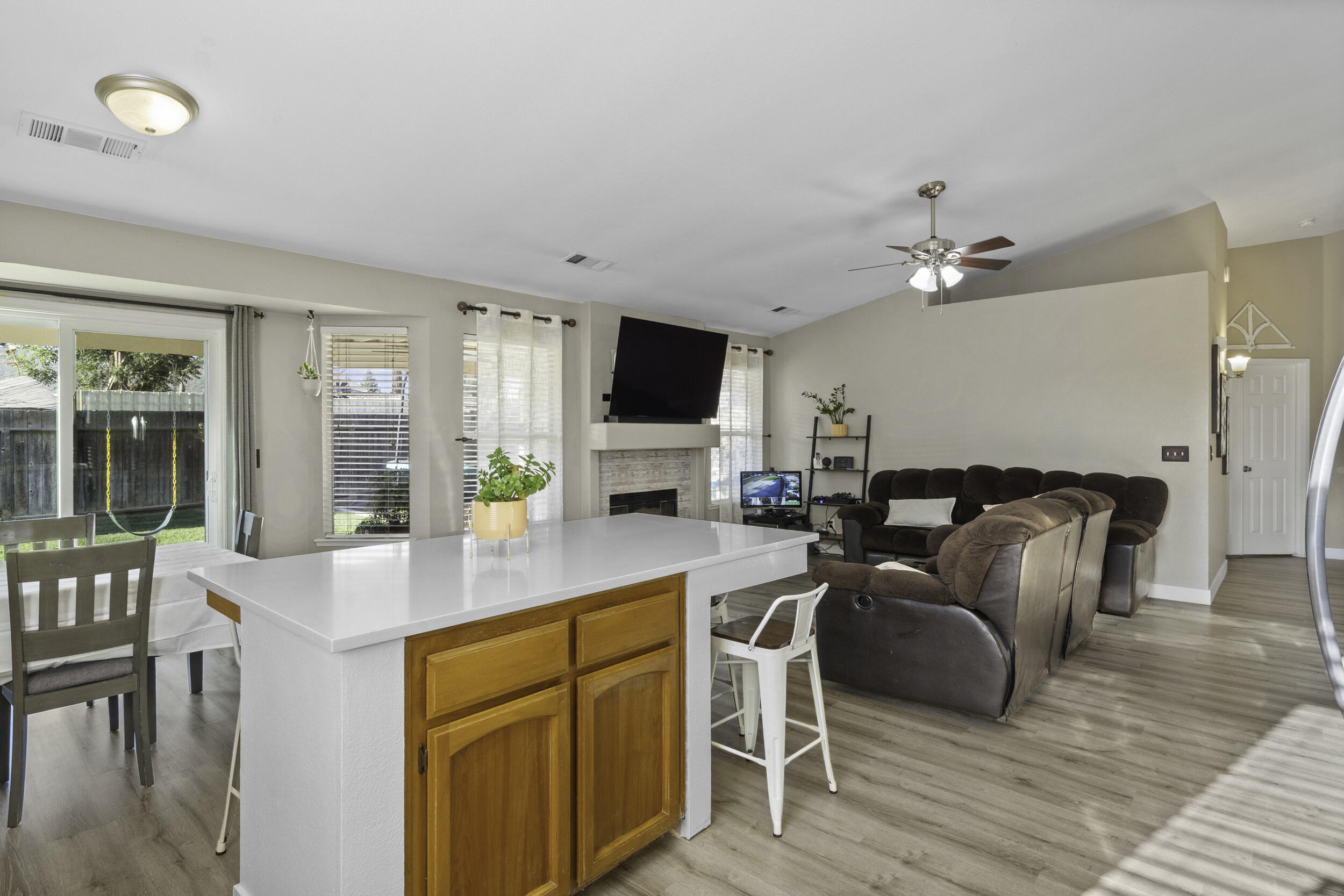 1960 W Merritt Ave, Tulare, CA 93274