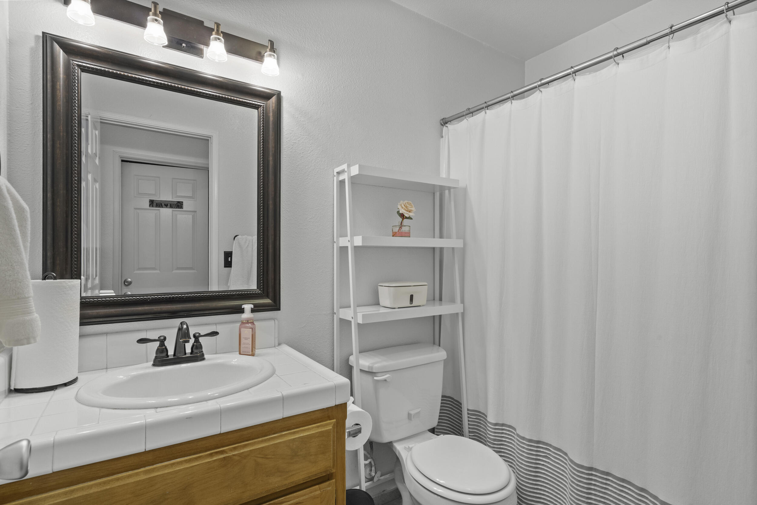 1960 W Merritt Ave, Tulare, CA 93274