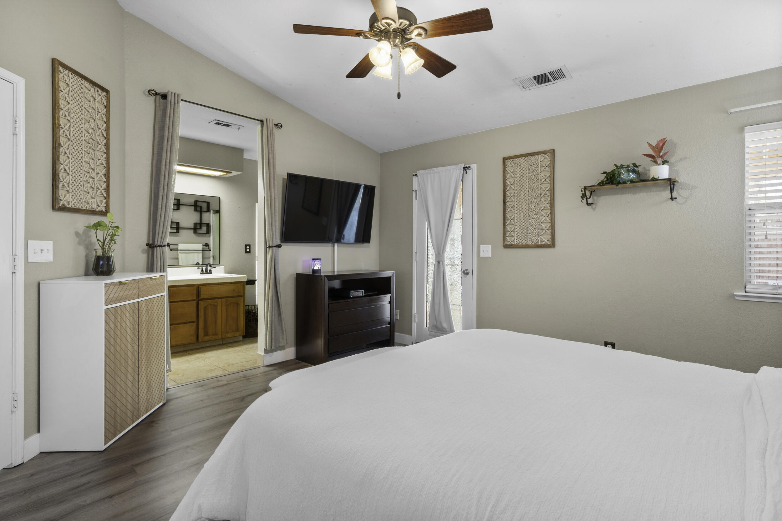 1960 W Merritt Ave, Tulare, CA 93274