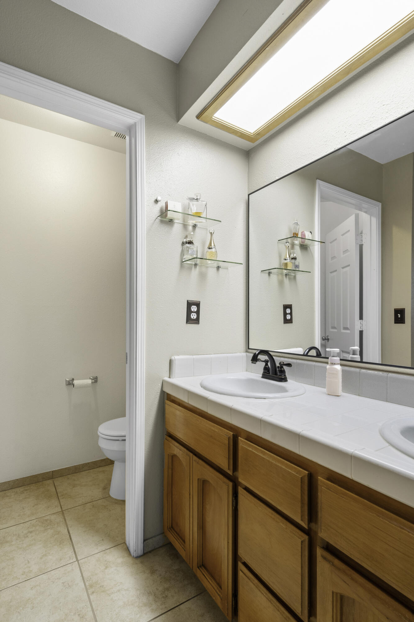 1960 W Merritt Ave, Tulare, CA 93274