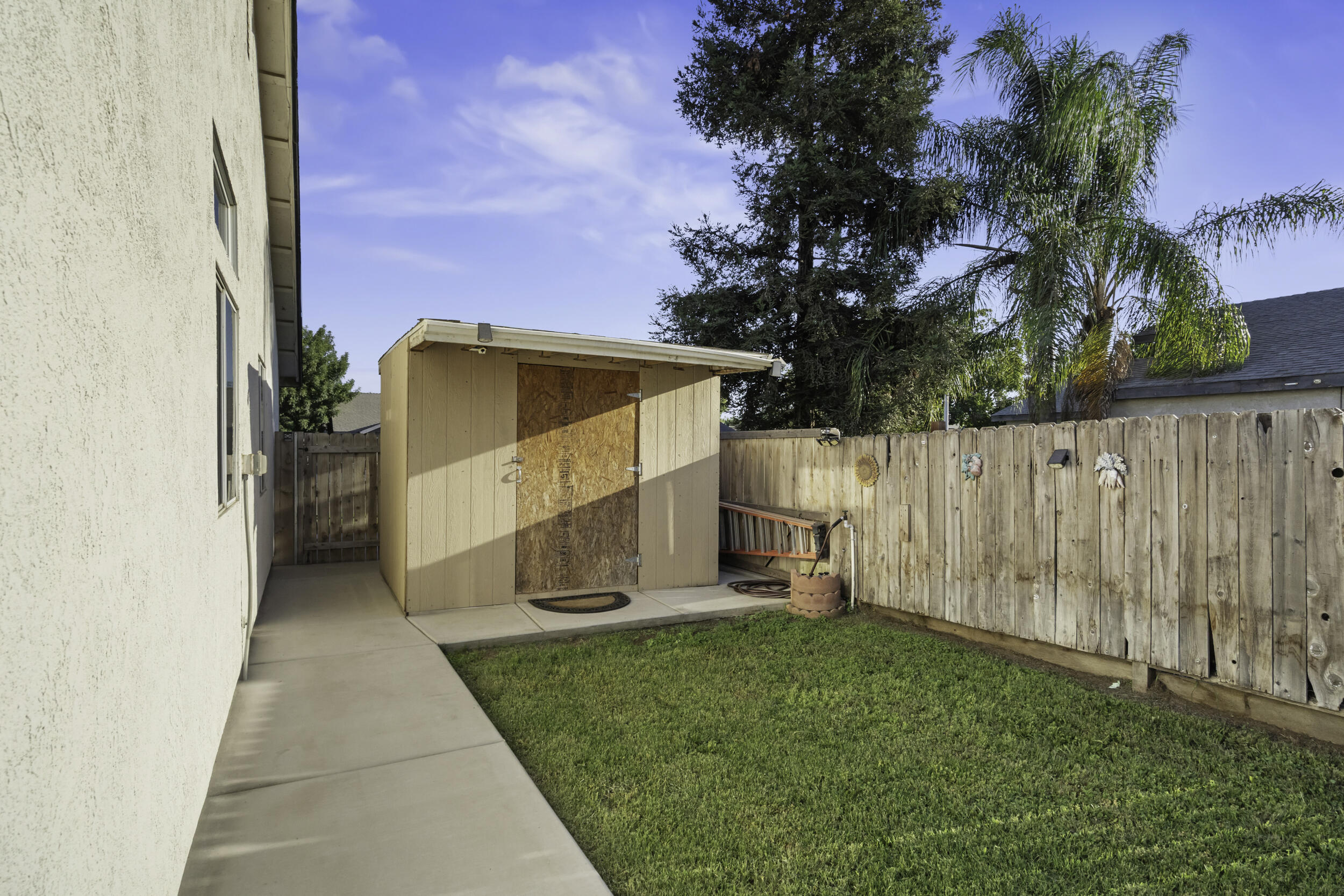 1960 W Merritt Ave, Tulare, CA 93274