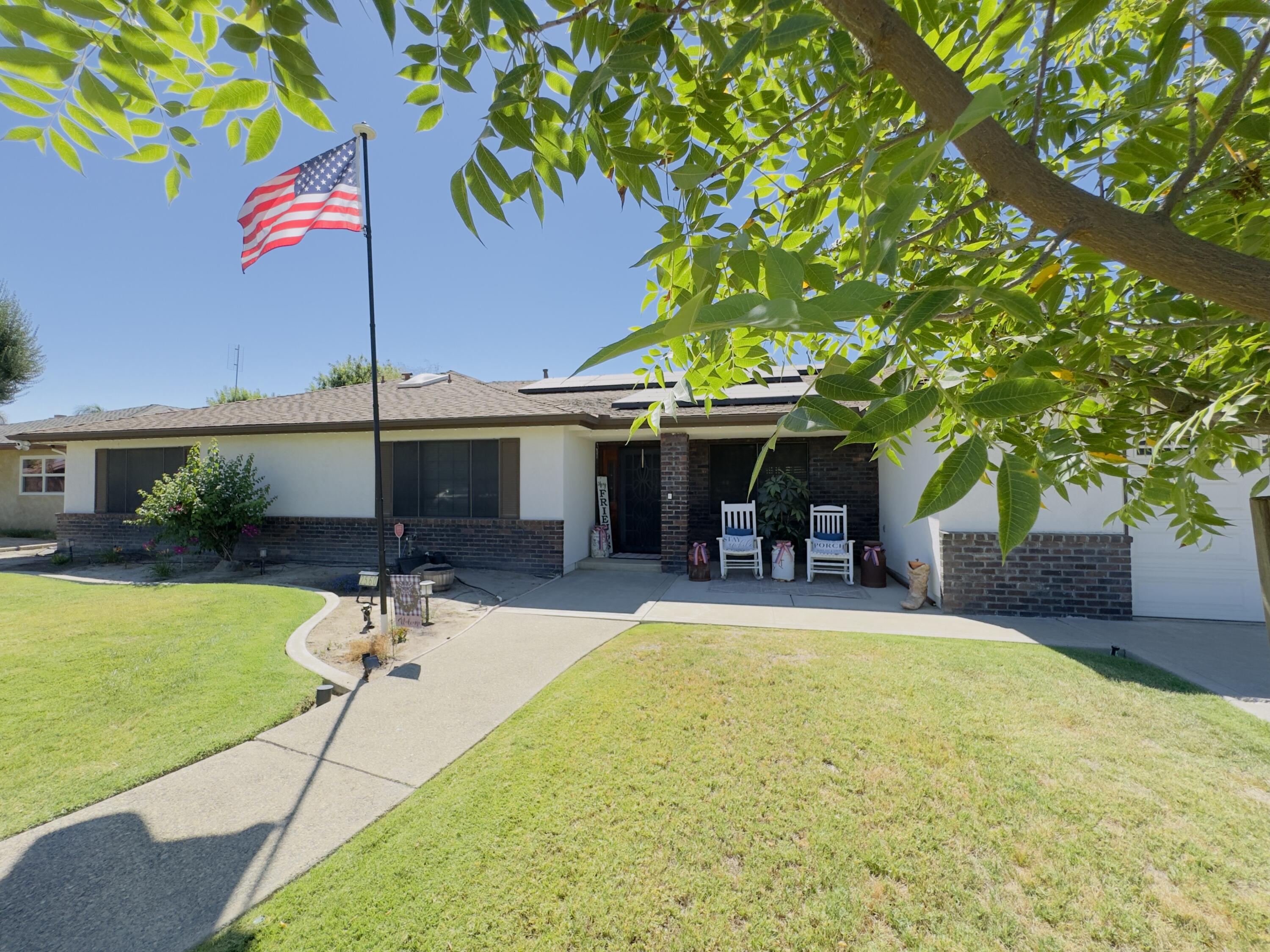 2560 Chestnut St, Hanford, CA 93230