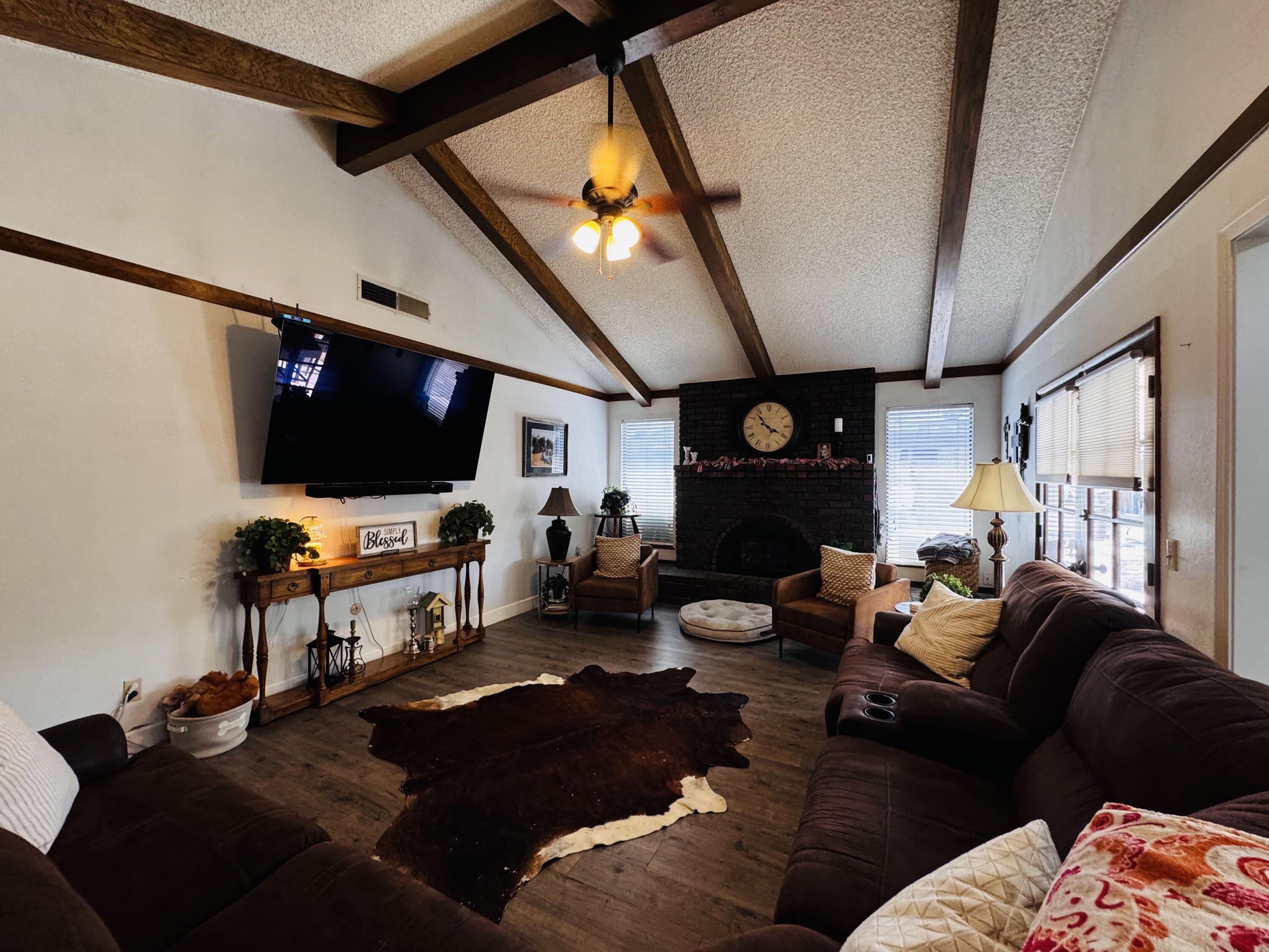2560 Chestnut St, Hanford, CA 93230