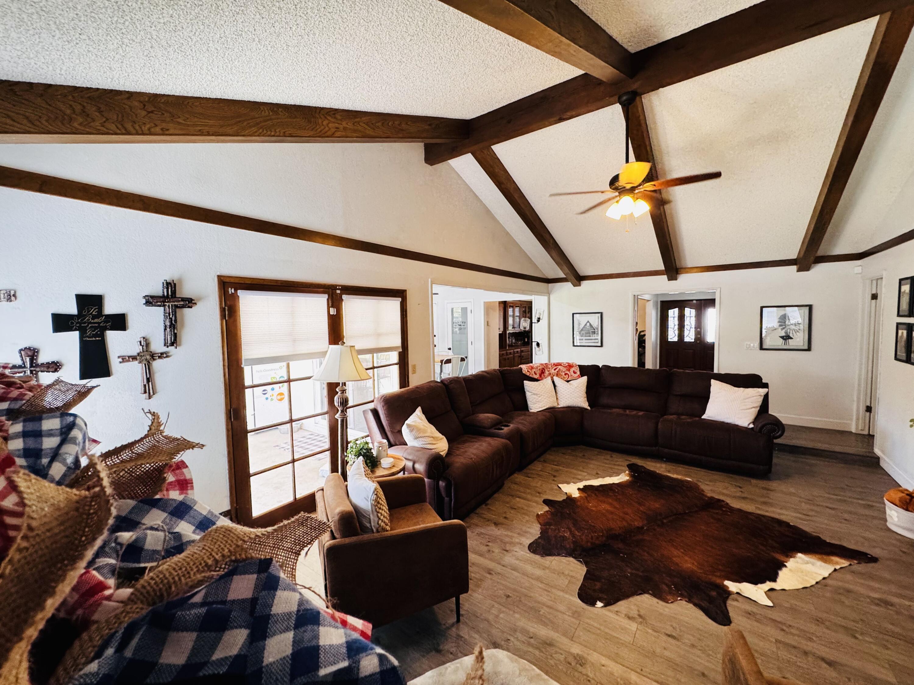 2560 Chestnut St, Hanford, CA 93230