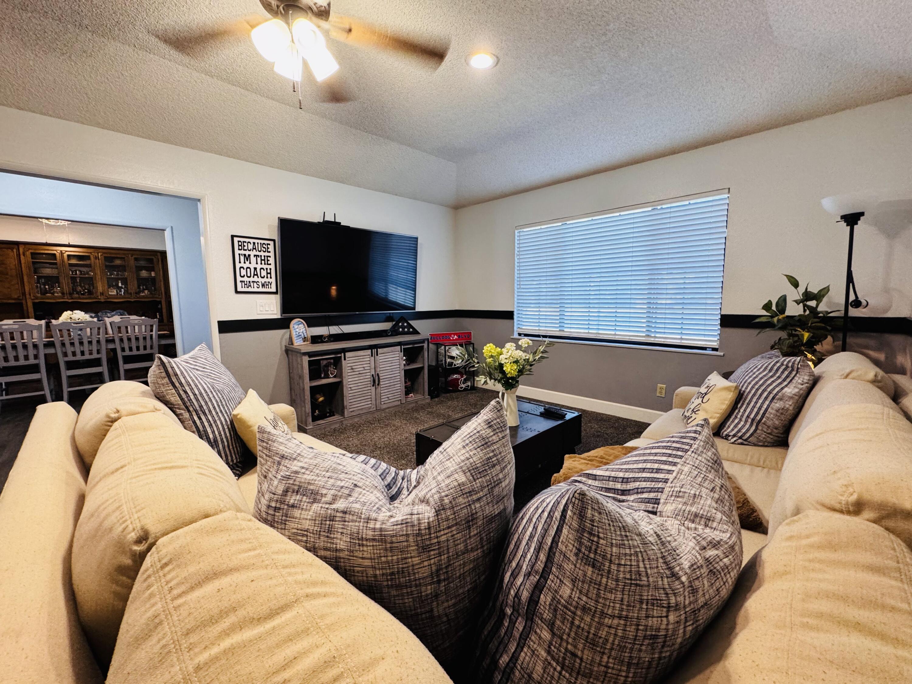 2560 Chestnut St, Hanford, CA 93230